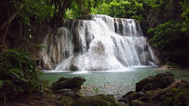 风景照片，泰国北碧府热带雨林中美丽的瀑布视频素材