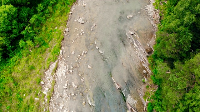 山河在风景如画的群山中视频素材