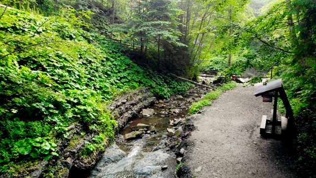 山河在风景如画的群山中视频素材