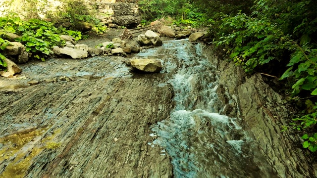 山河在风景如画的群山中视频素材