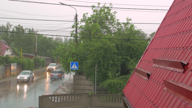 雷雨中驾驶的汽车视频素材