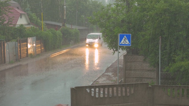 雷雨中的汽车视频素材