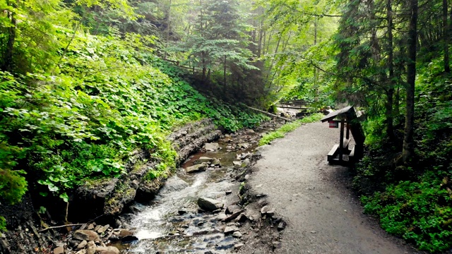 山河在风景如画的群山中视频素材