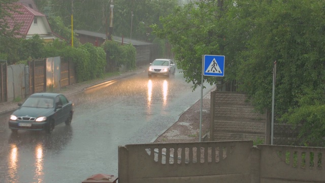 汽车在雷雨中行驶视频素材