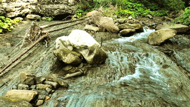 山河在风景如画的群山中视频素材