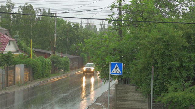 汽车在雨中行驶视频素材