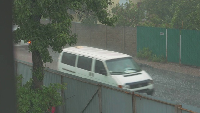 雷雨中的汽车视频素材