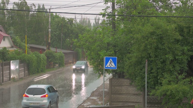 雨中的汽车视频素材