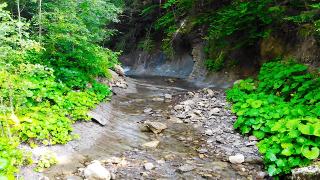 山河在风景如画的群山中视频素材