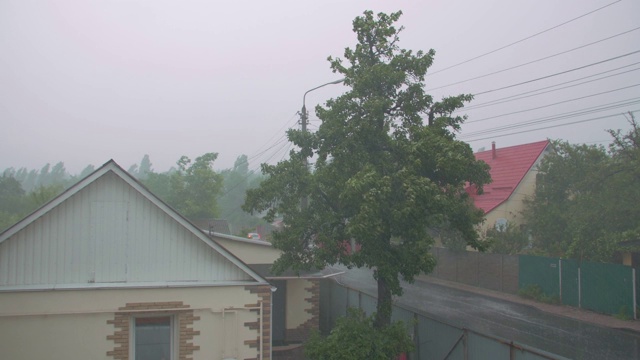 街上的雷雨视频素材