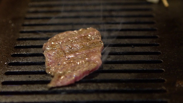 慢动作牛肉烤在热煤上。日式烤肉视频素材