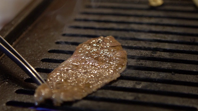 慢动作牛肉烤在热煤上。日式烤肉视频素材