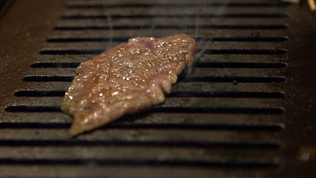 慢动作牛肉烤在热煤上。日式烤肉视频素材