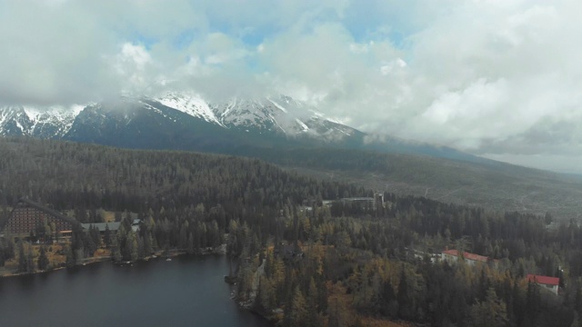 云和雪山中的斯特伦斯克普莱索鸟瞰图。斯洛伐克视频素材