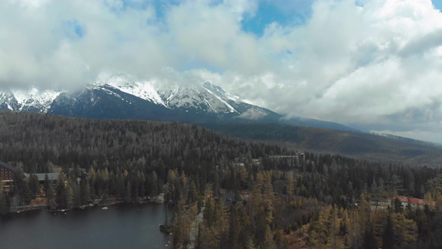 云和雪山中的斯特伦斯克普莱索鸟瞰图。斯洛伐克视频素材