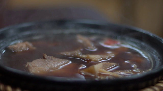 慢镜头:一碗马来牛肉面，在一家亚洲餐厅的晚餐视频素材