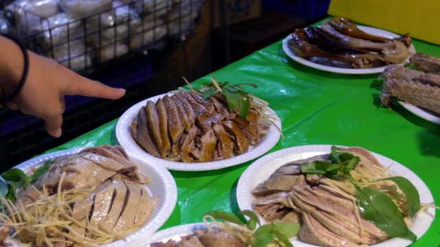 慢镜头传统食品鸡鸭切片市场视频素材