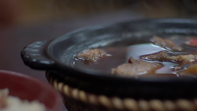 慢镜头:一碗马来牛肉面，在一家亚洲餐厅的晚餐视频素材