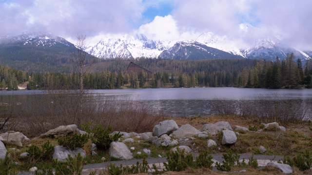 Strbske Pleso，山湖在云和雪山的背景。斯洛伐克视频素材