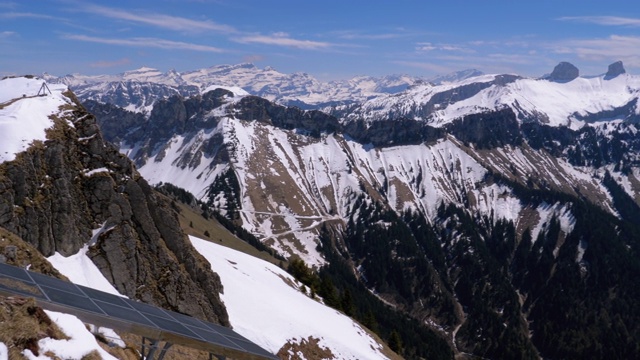 全景从高山到雪峰在瑞士阿尔卑斯山。Rochers-de-Naye视频素材