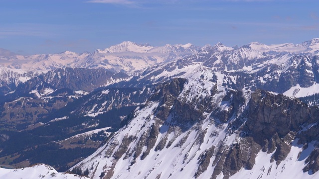 全景从高山到雪峰在瑞士阿尔卑斯山。Rochers-de-Naye视频素材