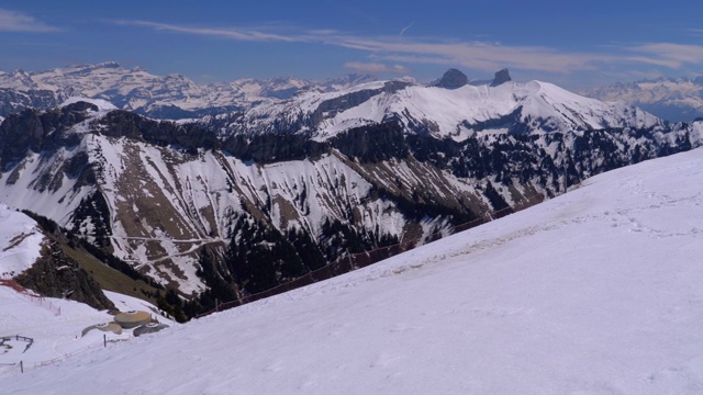 全景从高山到雪峰在瑞士阿尔卑斯山。Rochers-de-Naye视频素材