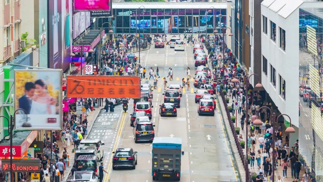 时光流逝的交通运输和拥挤的人行走在香港的小街与背景购物商店零售的地方视频素材