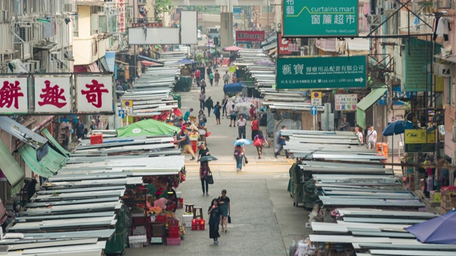 在香港市区孟角地区的传统市场上，人群拥挤视频素材