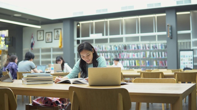 美丽的亚洲女学生视频素材