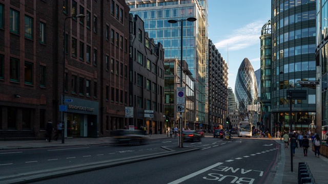 慢镜头:英国伦敦市中心利物浦大街上的通勤人群视频素材