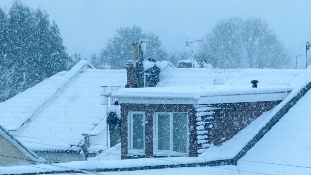 暴风雪中被雪覆盖的屋顶视频素材