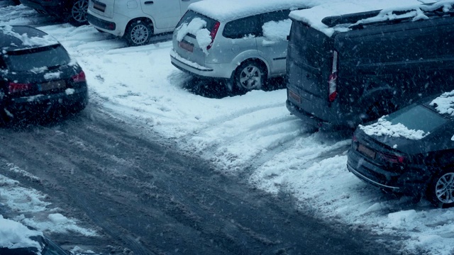 冬天的雪落在停车场上视频素材