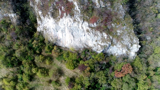 攀登者在悬崖上的阿尔卑斯山-鸟瞰图视频下载