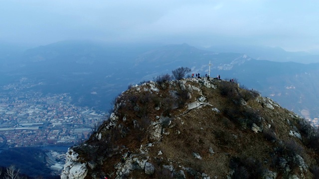 无人机上的一个十字山顶视频下载