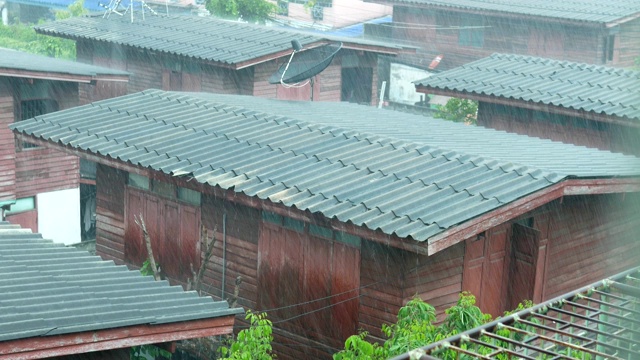 大雨倾泻在木屋上视频素材