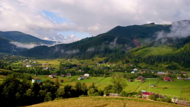 喀尔巴阡山村的景观视频素材