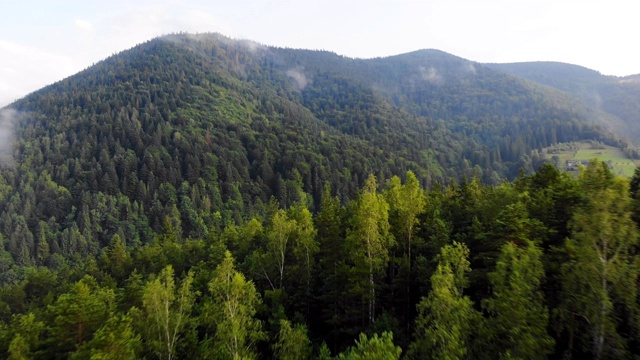 飞过群山。视频素材