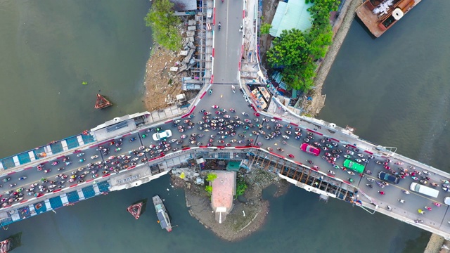 越南高峰时间，大桥上交通堵塞视频素材