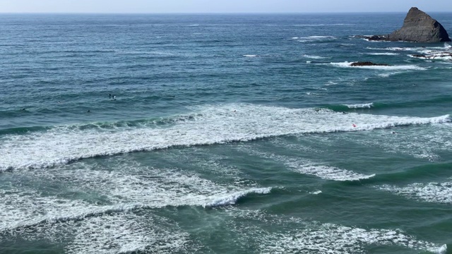 海浪和冲浪者的海景视频素材