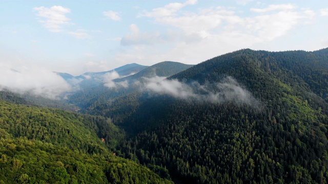 飞过群山。视频素材