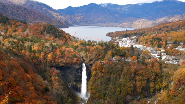 美丽的喀根瀑布与秋天的树和山在日光，日本视频素材