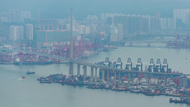 货物集装箱港口与港口航运配送仓库工业，装卸卡车运输集装箱堆场与装载货物视频素材