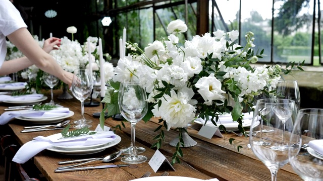 装饰节日餐桌。婚礼餐桌装饰与鲜花束天然鲜花家庭宴会视频素材