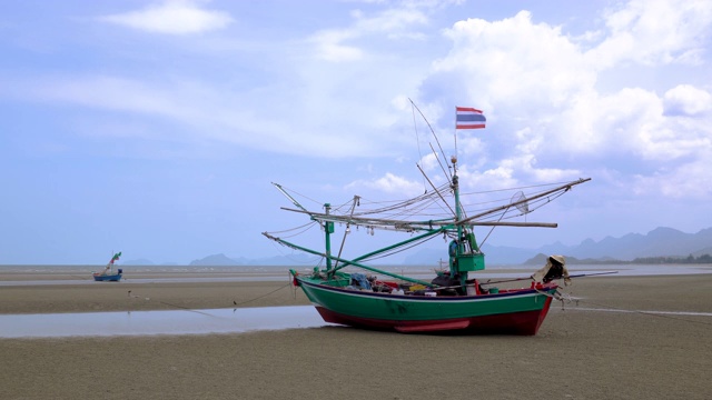 泰国华欣附近Khao Kalok山渔村附近的海滩上的渔船视频素材