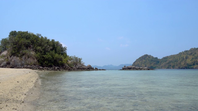 美丽的沙滩和清澈的水在Koh Phak Bia岛在安达曼海在甲米，泰国-视频视频素材