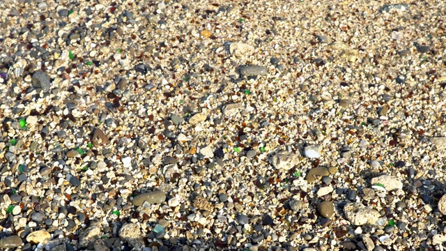 4K海滩的卵石与泡沫的波浪在台湾运动视频素材