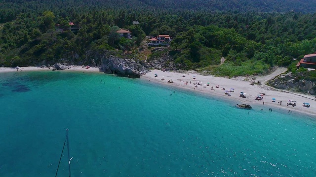 Fava海滩鸟瞰图和小海滩的小天堂位于vourvouou在Chalkidiki，希腊视频素材