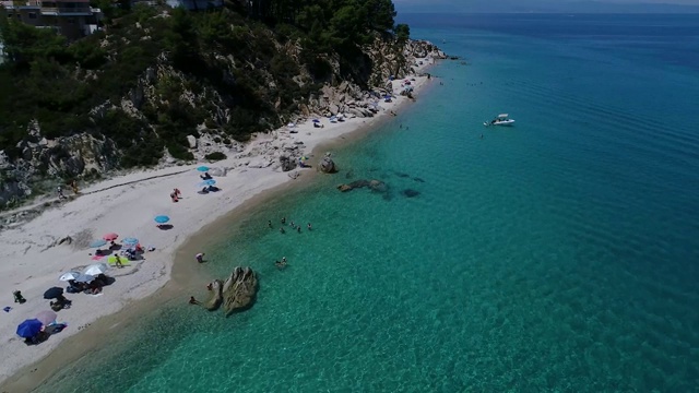 Fava海滩鸟瞰图和小海滩的小天堂位于vourvouou在Chalkidiki，希腊视频素材