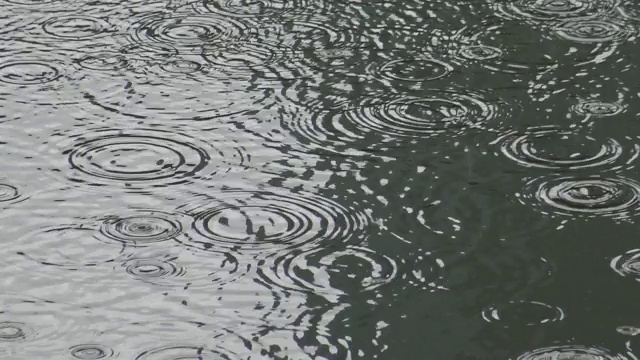 湖上落下的4k雨水视频素材