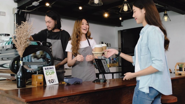 亚洲顾客通过平板电脑点咖啡，在咖啡厅柜台柜台用平板电脑进行非接触式手机支付。小型企业开始。客户服务理念视频素材